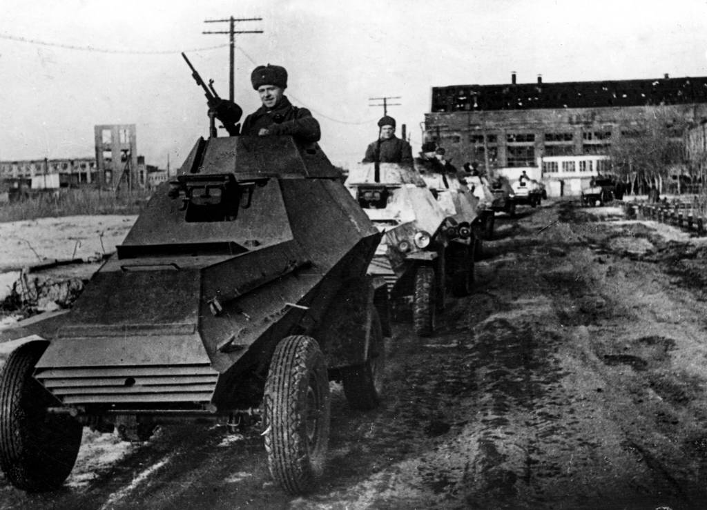 Отремонтированные бронеавтомобили направляются на фронт. 1942